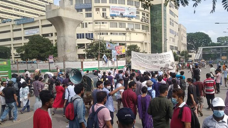 লংমার্চে হামলার প্রতিবাদে শাহবাগ অবরোধ, যাত্রীদের ভোগান্তি