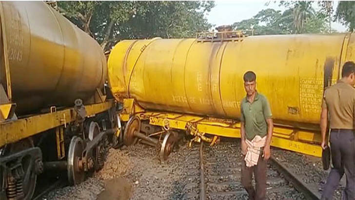 ২ মালবাহী ট্রেনের সংঘর্ষে ৫ ট্যাংকার লাইনচ্যুত, রেলযোগাযোগ বন্ধ