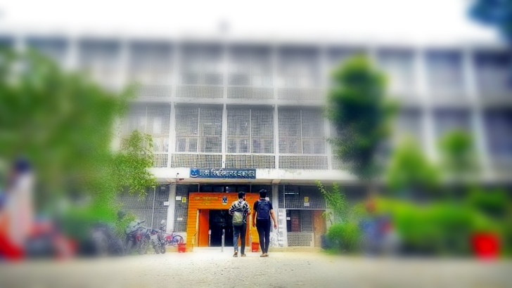 ঢাবিতে নবজাতকের পচাগলা লাশ উদ্ধার