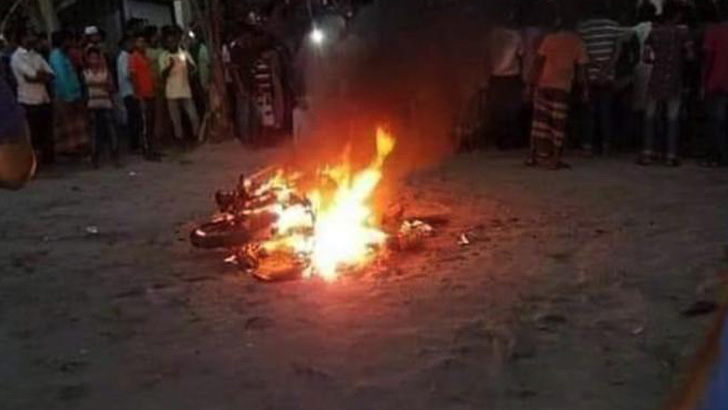 পিটিয়ে হত্যার পর লাশে আগুন দেয়ার অভিযোগ