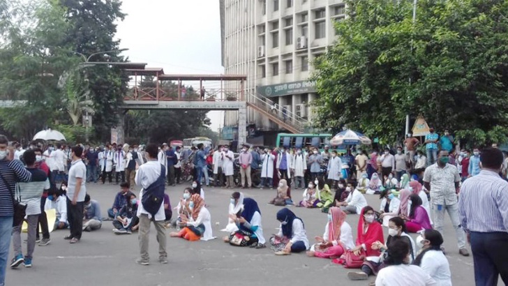 ‘বিকল্প পদ্ধতিতে’ মূল্যায়নের দাবিতে মেডিকেল শিক্ষার্থীদের শাহবাগ অবরোধ