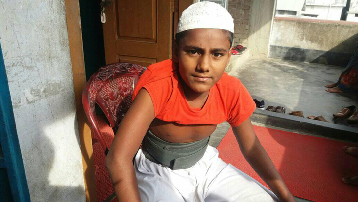 মাদ্রাসা শিক্ষকের নির্যাতনে মেরুদণ্ড ভেঙে গেছে শিশুটির