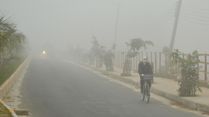বৃষ্টির মতো পড়ছে কুয়াশা, বাড়ছে শীতের প্রকোপ
