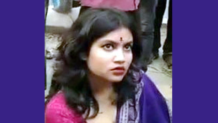 প্রকাশ্যে তরুণীর ধূমপানের ভিডিও ভাইরাল