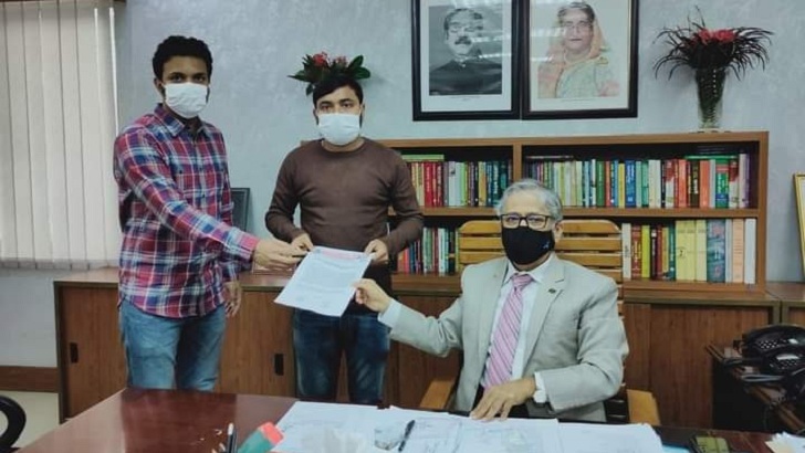 হল খুলে দিয়ে পরীক্ষা নেয়ার দাবিতে ঢাবি ভিসিকে ছাত্রলীগের স্মারকলিপি 