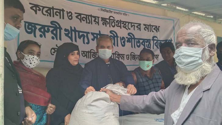 ৫০০ পরিবারে খাবার ও শীতবস্ত্র দিলেন আজিজুল হাকিম ও জিনাত হাকিম