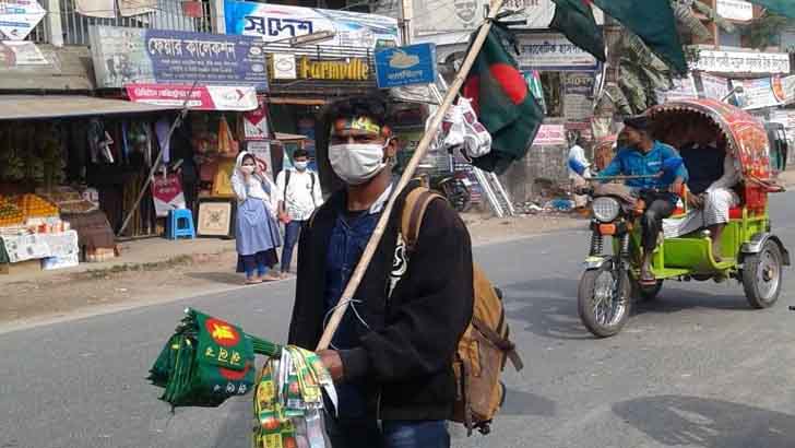 ‘পতাকা বিক্রি করে আনন্দ পাই, পরিবারও চলে’