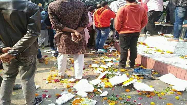 ফুল দেয়া নিয়ে ইবিতে মারামারি