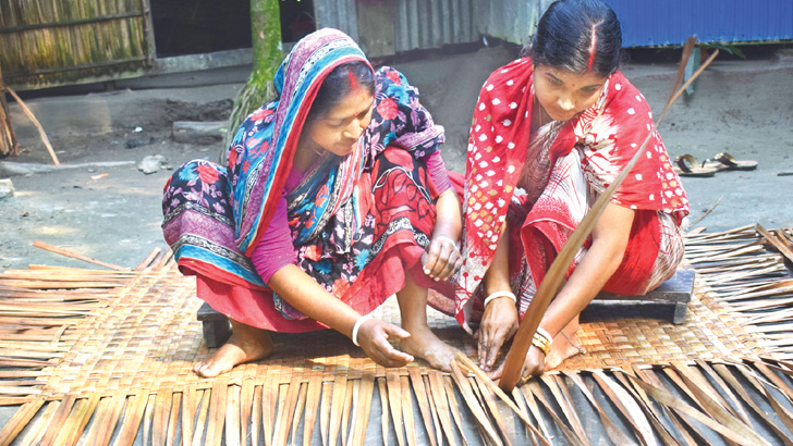 হোগলা পাতায় স্বপ্ন বোনেন ওরা