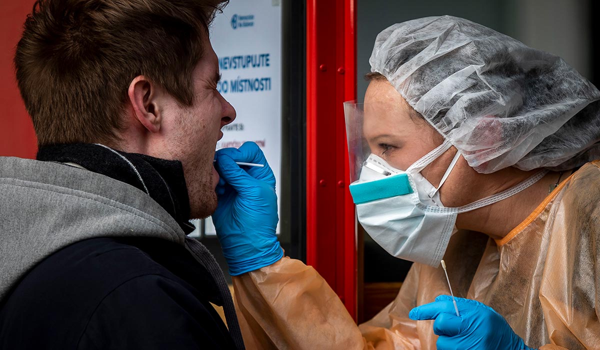 করোনা কীভাবে রূপ বদলাল, জানালেন বিজ্ঞানীরা