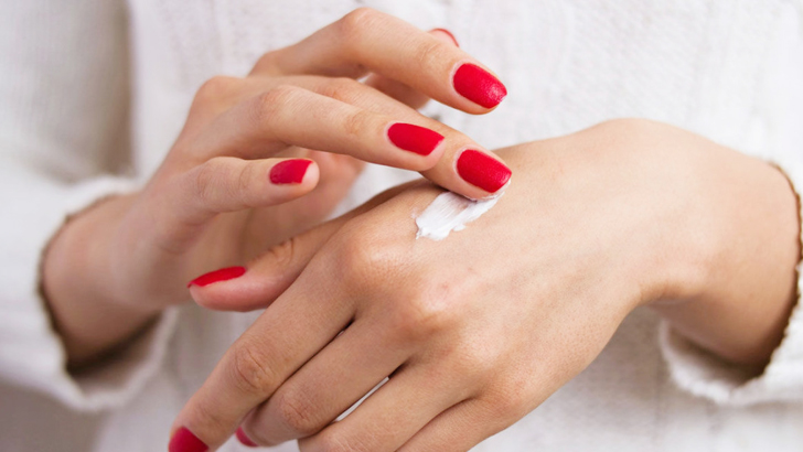 শীতে হাত-পায়ের কোমলতা ধরে রাখতে কী করবেন