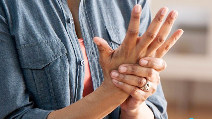 হাতের কব্জিতে হঠাৎ তীব্র ব্যথা, কী করবেন