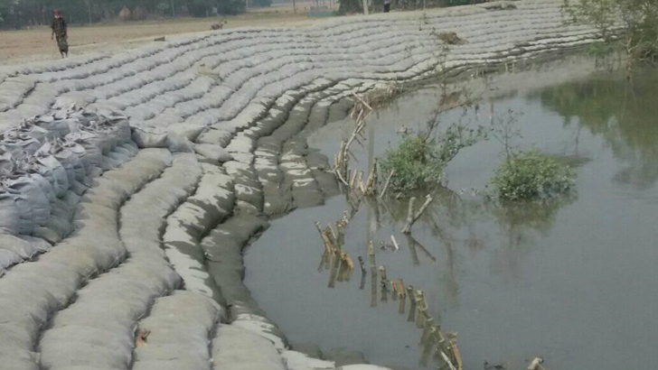 নির্মাণকাজ শেষ করার আগেই ধসে পড়েছে বাঁধ