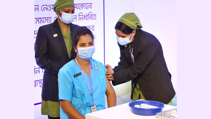 দেশে করোনার প্রথম টিকা নিলেন রুনু কস্তা