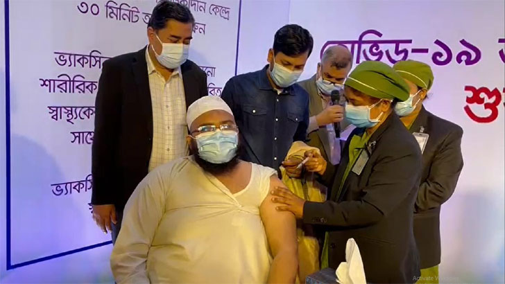 করোনার টিকা নেয়া প্রথম আলেম মুফতি হামজা ইসলাম