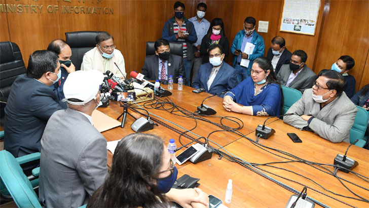 অপপ্রচারকারীদের দিকে তাকিয়ে ভেংচি কাটছে টিকা