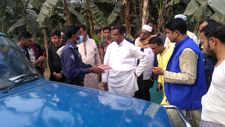 এমপিকে বহনকারী গাড়ির চাকা খুলে গিয়ে পড়ল পুকুরে 