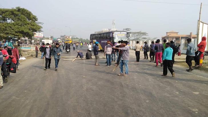 মহাসড়ক অবরোধ করে ববি শিক্ষার্থীদের বিক্ষোভ, বাস ভাঙচুর