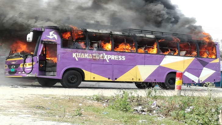 মহাসড়ক অবরোধ করে বাসে আগুন ববি শিক্ষার্থীদের