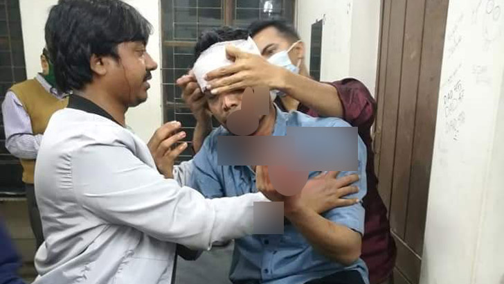 মাইকিং করে জাবি শিক্ষার্থীদের ওপর এলাকাবাসীর হামলা, আহত ৫ 