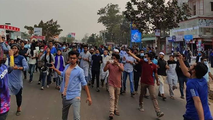 ফের উত্তপ্ত ববি, ৩ জেলার সঙ্গে দেশের সড়ক যোগাযোগ বন্ধ