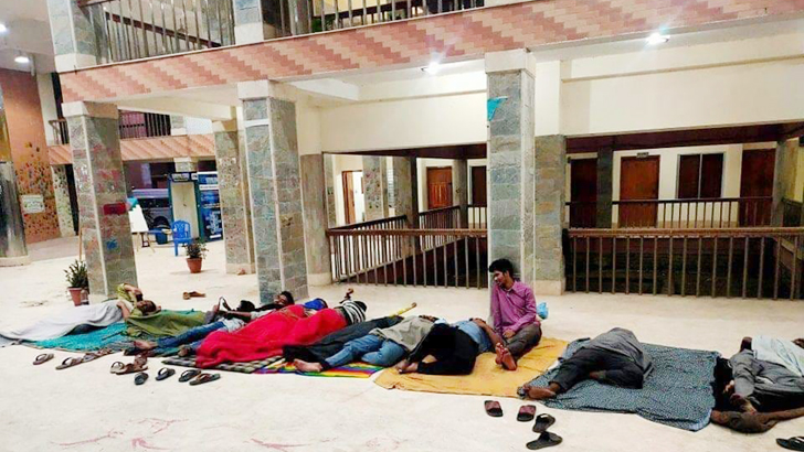 এবার হল খুলে দেওয়ার দাবিতে ক্যাম্পাসে রাতযাপন ববি শিক্ষার্থীদের