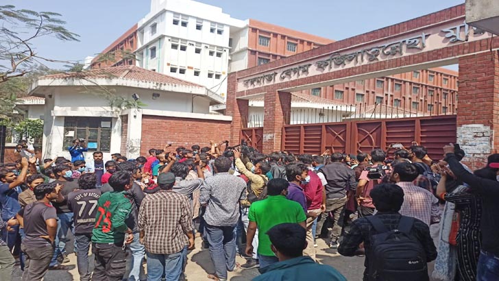নির্দেশ উপেক্ষা করে হলে জাবি শিক্ষার্থীরা