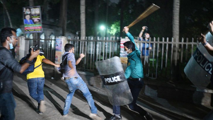 শাহবাগে আন্দোলনকারীদের বিরুদ্ধে ‍পুলিশ ‘হত্যাচেষ্টার’ মামলা