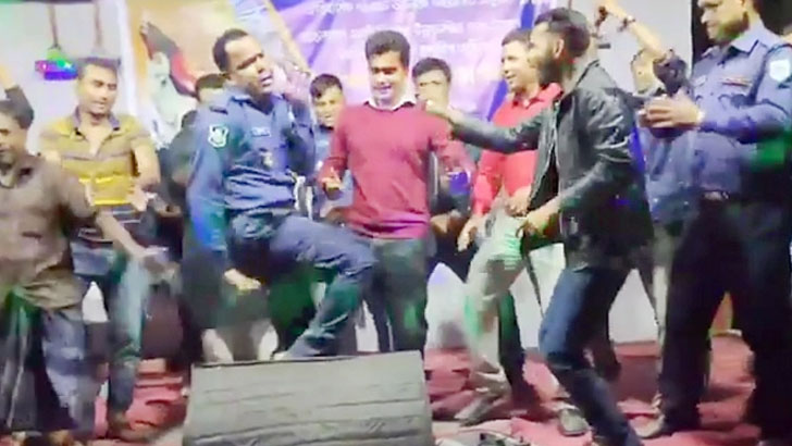 ৭ মার্চের অনুষ্ঠানে ‘লুঙ্গি ড্যান্স’ গানে পুলিশের উদ্দাম নাচ! ভিডিও ভাইরাল