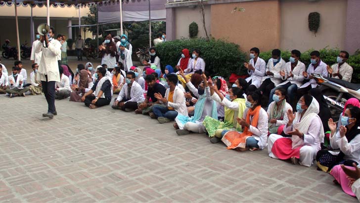 নর্দান মেডিকেল শিক্ষার্থীদের বিক্ষোভ, ৪ জেলায় সড়ক যোগাযোগ বন্ধ