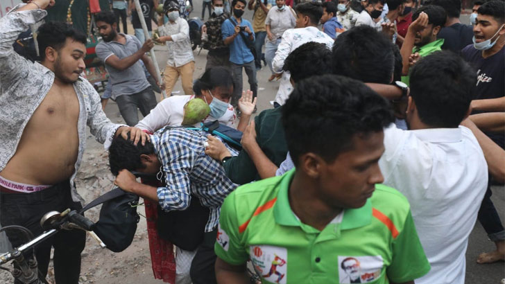 ঢাবিতে ছাত্রজোটের কর্মসূচিতে ছাত্রলীগের হামলা-সংঘর্ষ, আহত ২০
