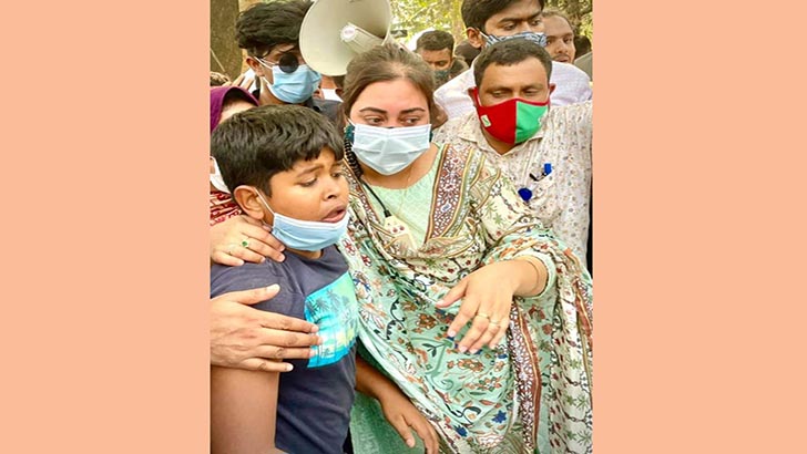 ‘মা ওমা কপালে তো তোমার চুমোটা লেগেই আছে, তুমি কই’