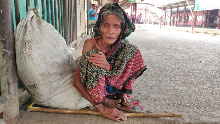 করোনার ভয়ে অসুস্থ মাকে ট্রেনে তুলে দিল ছেলে!  