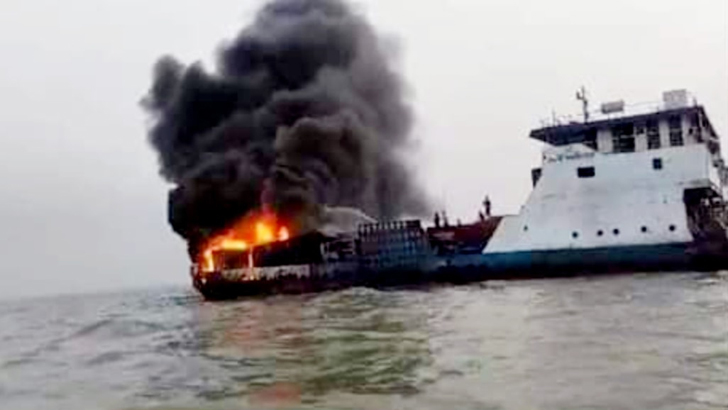 মাঝমেঘনায় ফেরিতে হঠাৎ আগুন, পুড়ে গেল ৬ ট্রাক