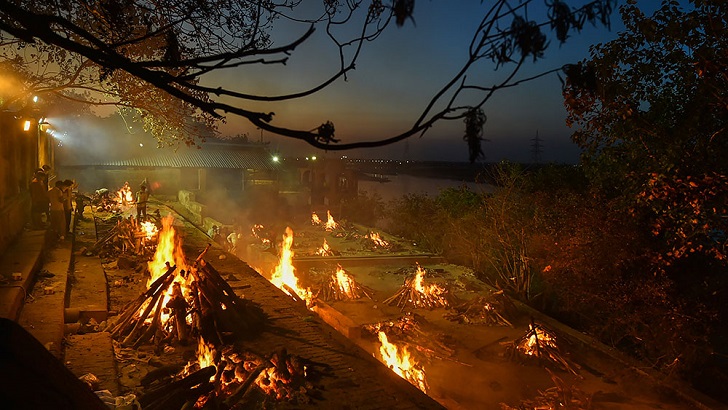 ভারতে শ্মশানগুলোতে লাশের দীর্ঘ সারি, দেখুন ছবিতে