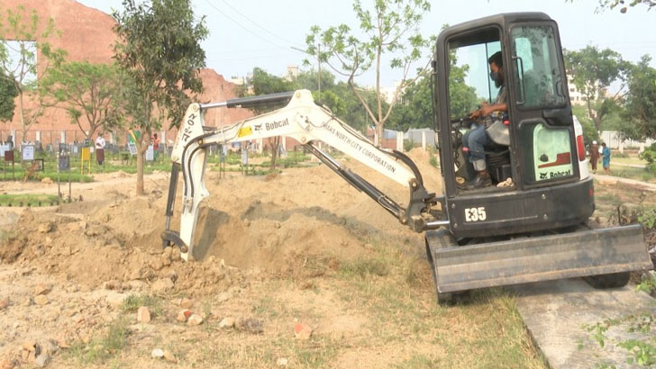 ঢাকায় খুঁড়ে রাখা হচ্ছে সারি সারি কবর (ভিডিও)