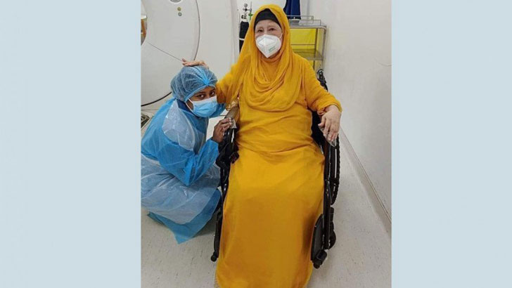 খালেদা জিয়ার স্নেহের পরশ পেলেন স্বাস্থ্যকর্মী, ফেসবুকে ভাইরাল