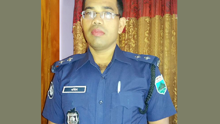 ১২ কেজি গাঁজাসহ এসআই ওছিম গ্রেফতার