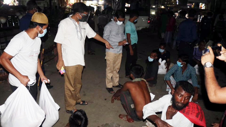 ঘুমিয়ে থাকা ছিন্নমূল মানুষের পাশে খাদ্য নিয়ে কুমিল্লার ডিসি