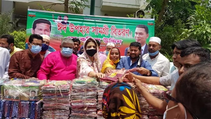 অসহায়দের মধ্যে বিএনপি নেতা কফিলের শাড়ি লুঙ্গি পাঞ্জাবি বিতরণ