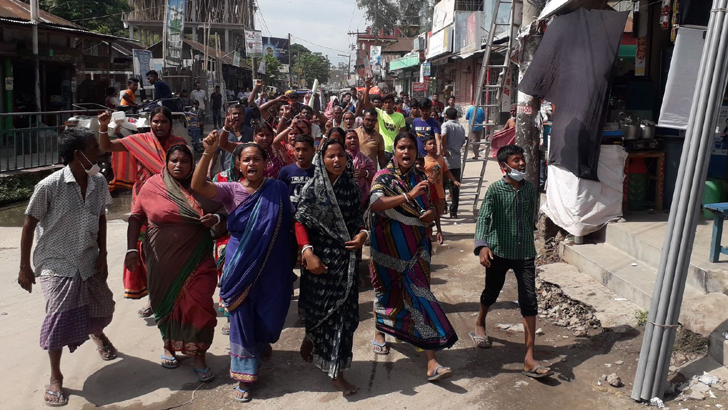 দেবোত্তর সম্পত্তি রক্ষা করতে গিয়ে নারীরা হামলার শিকার