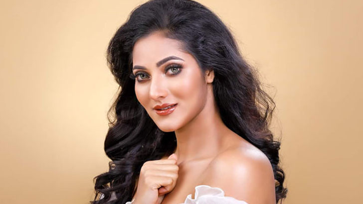 অভিষেকেই আলোচিত প্রিয়মনি