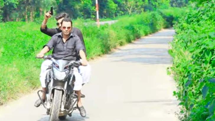 ছাত্রলীগ নেতা অভিনীত নাটকে পিস্তল উঁচিয়ে মহড়ার ভিডিও নিয়ে তোলপাড়