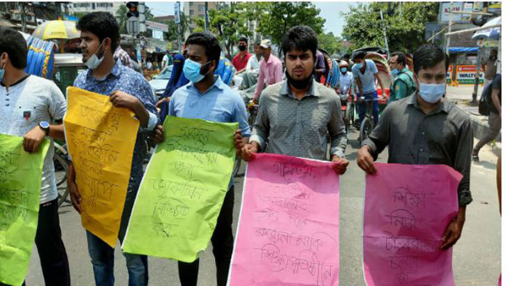 নীলক্ষেতে সড়ক আটকিয়ে বিক্ষোভ সাত কলেজ শিক্ষার্থীদের