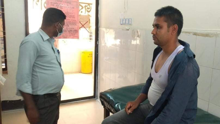 জমি রেজিস্ট্রিতে অতিরিক্ত ফি নেয়ার প্রতিবাদ, সাংবাদিকের ওপর হামলা