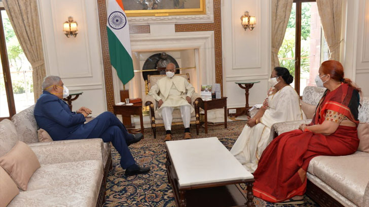 ভারতের রাষ্ট্রপতির সঙ্গে পশ্চিমবঙ্গের রাজ্যপালের আচরণ নিয়ে সমালোচনার ঝড়!