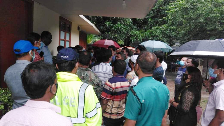 বৃষ্টির মধ্যেই রাবির প্রশাসন ভবনে তালা দিলো অবৈধ নিয়োগপ্রাপ্তরা