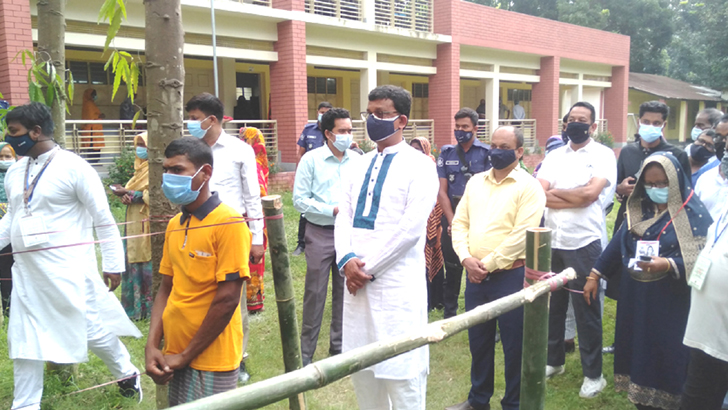 দীর্ঘক্ষণ লাইনে দাঁড়িয়ে ভোট দিলেন প্রতিমন্ত্রী খালিদ মাহমুদ