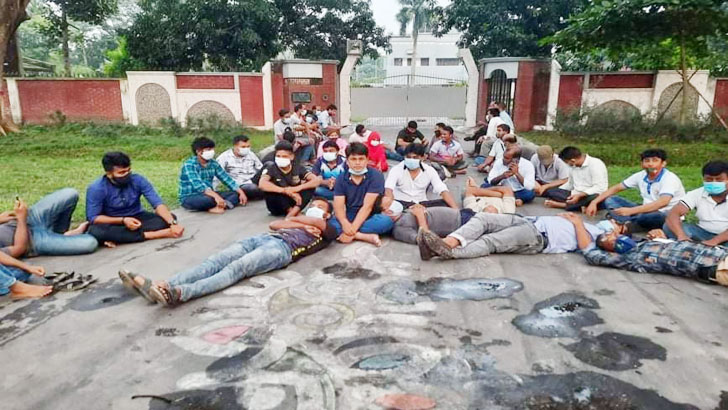 ভিসির বাসার সামনে রাবির ‘অবৈধ নিয়োগপ্রাপ্তদের’ রাতভর অবস্থান