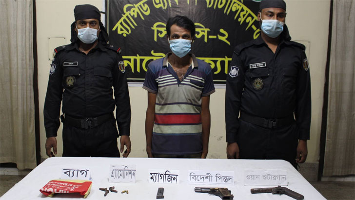 নওগাঁর মান্দায় অস্ত্রসহ যুবক আটক